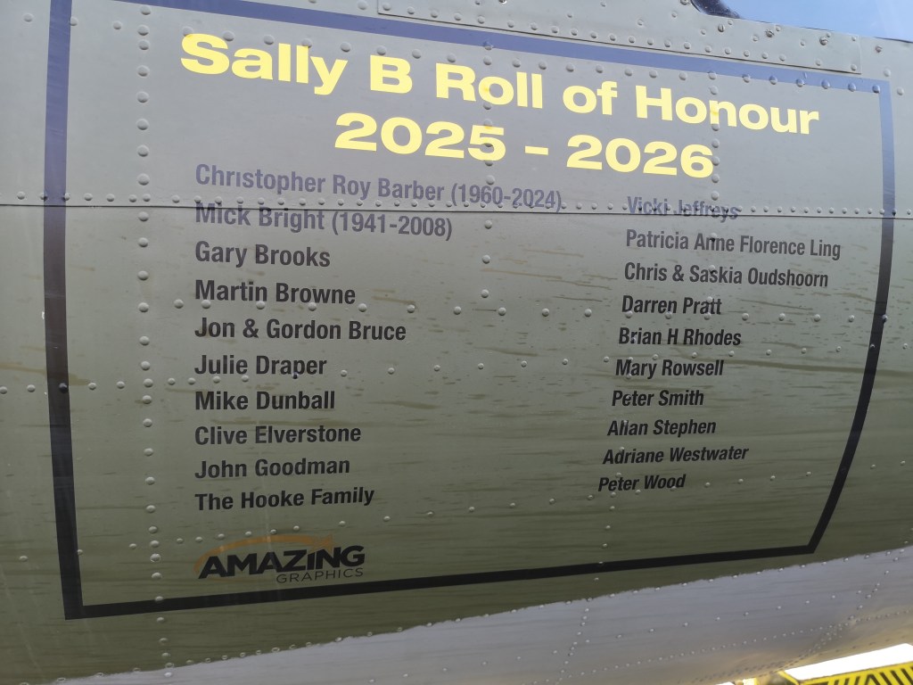 Een lijst met namen op een vliegtuig, ter ere van 'Sally B Roll of Honour' voor de periode 2025-2026.